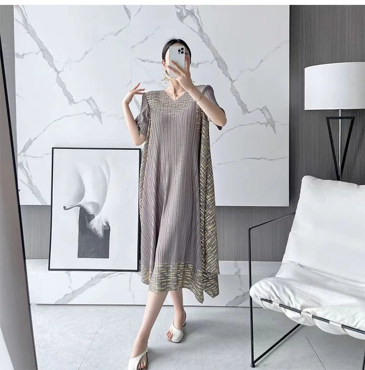 Mitzie – Flatterndes Plissiertes V-Ausschnitt Lockeres Kleid