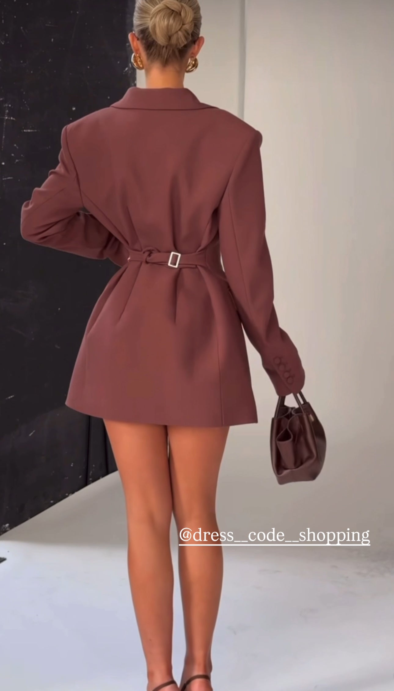Philina - Elegantes Blazerkleid mit Gürtel und Spitzenstrumpfhose