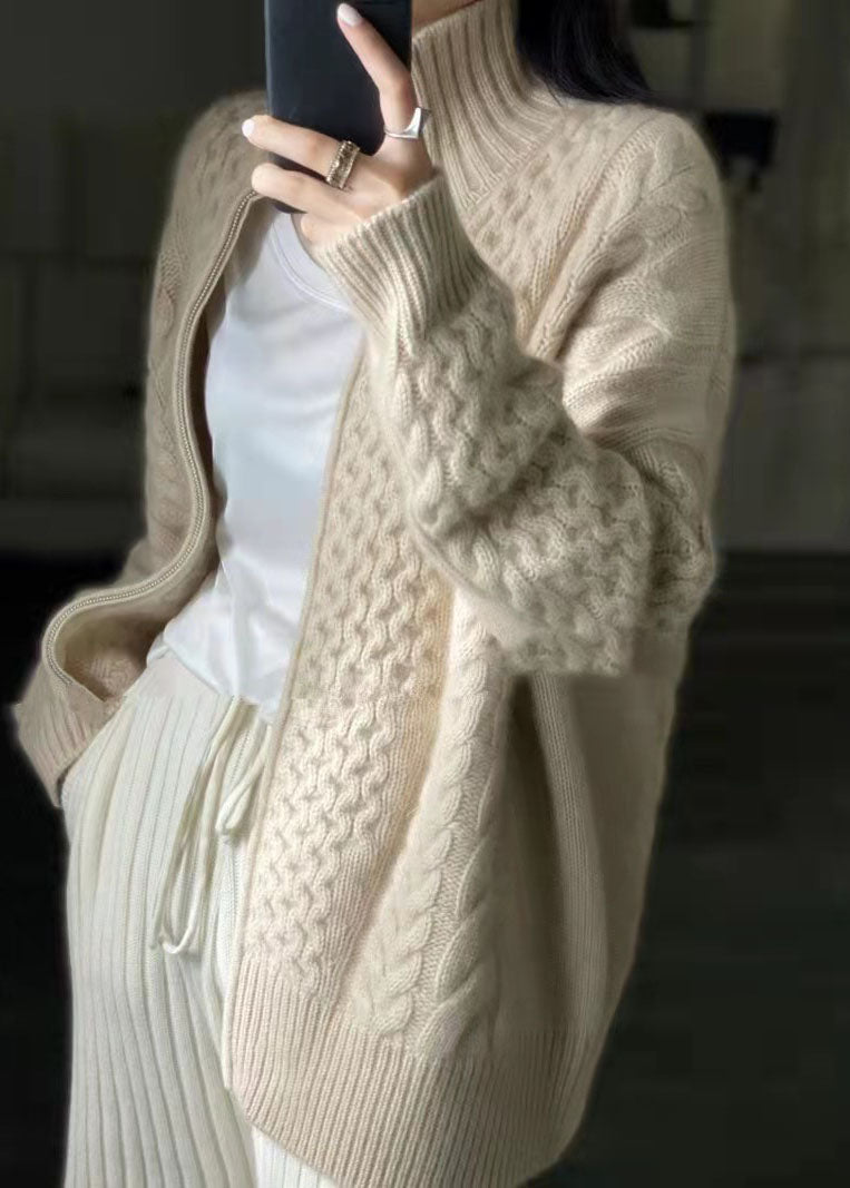 Gisela – Weiche Strickjacke mit hohem Halsausschnitt