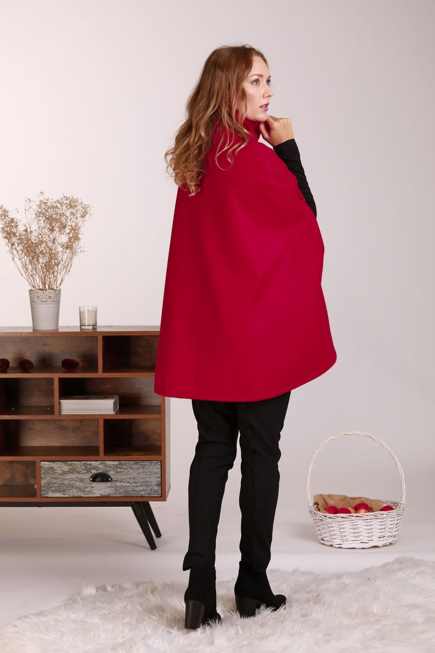 Schwarzer eleganter Cape-Mantel