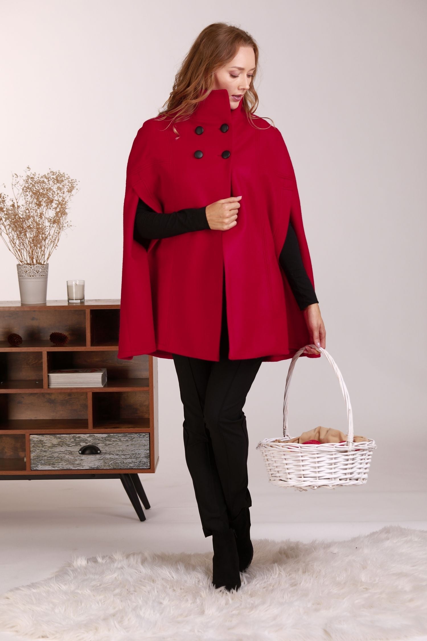 Schwarzer eleganter Cape-Mantel