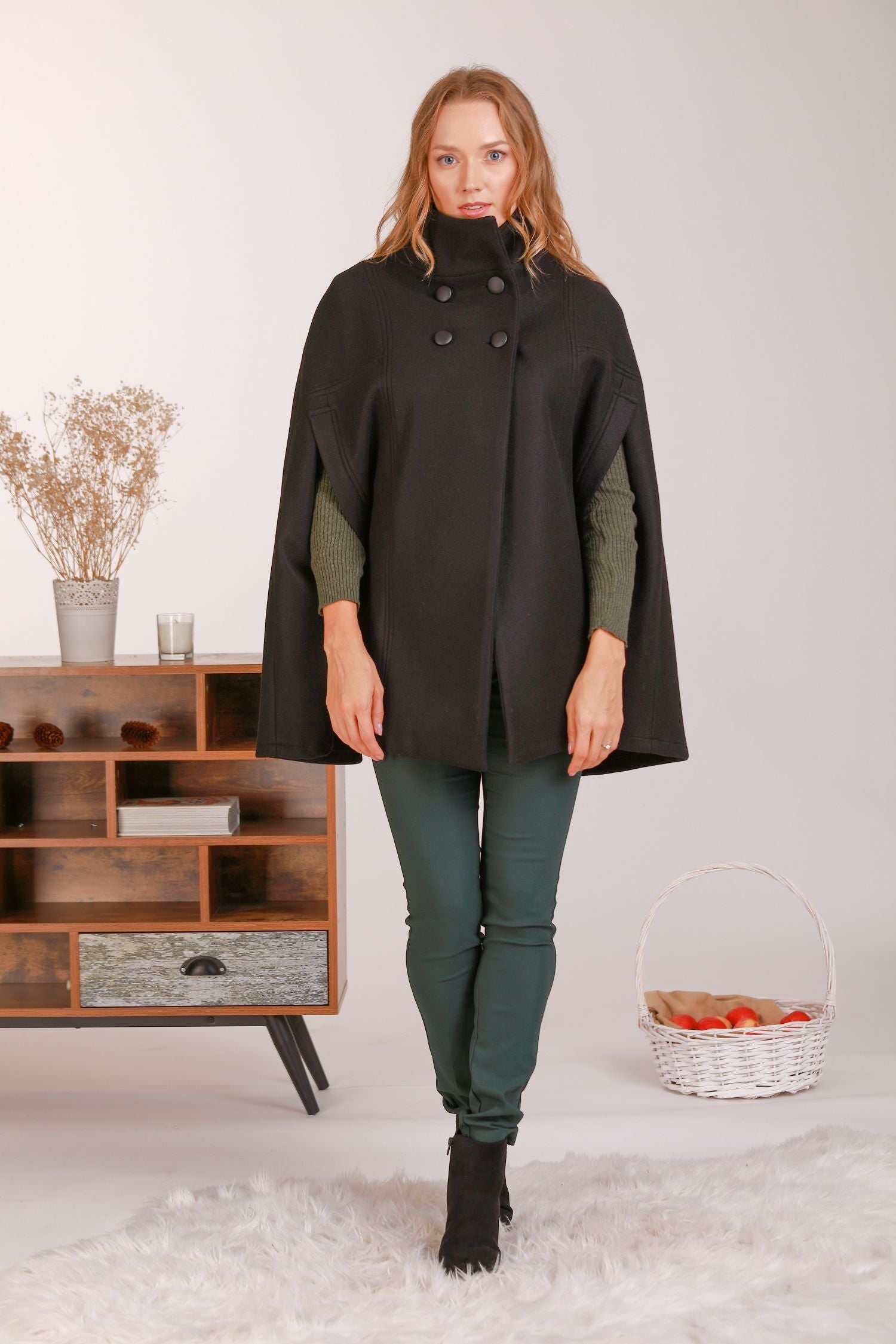 Schwarzer eleganter Cape-Mantel