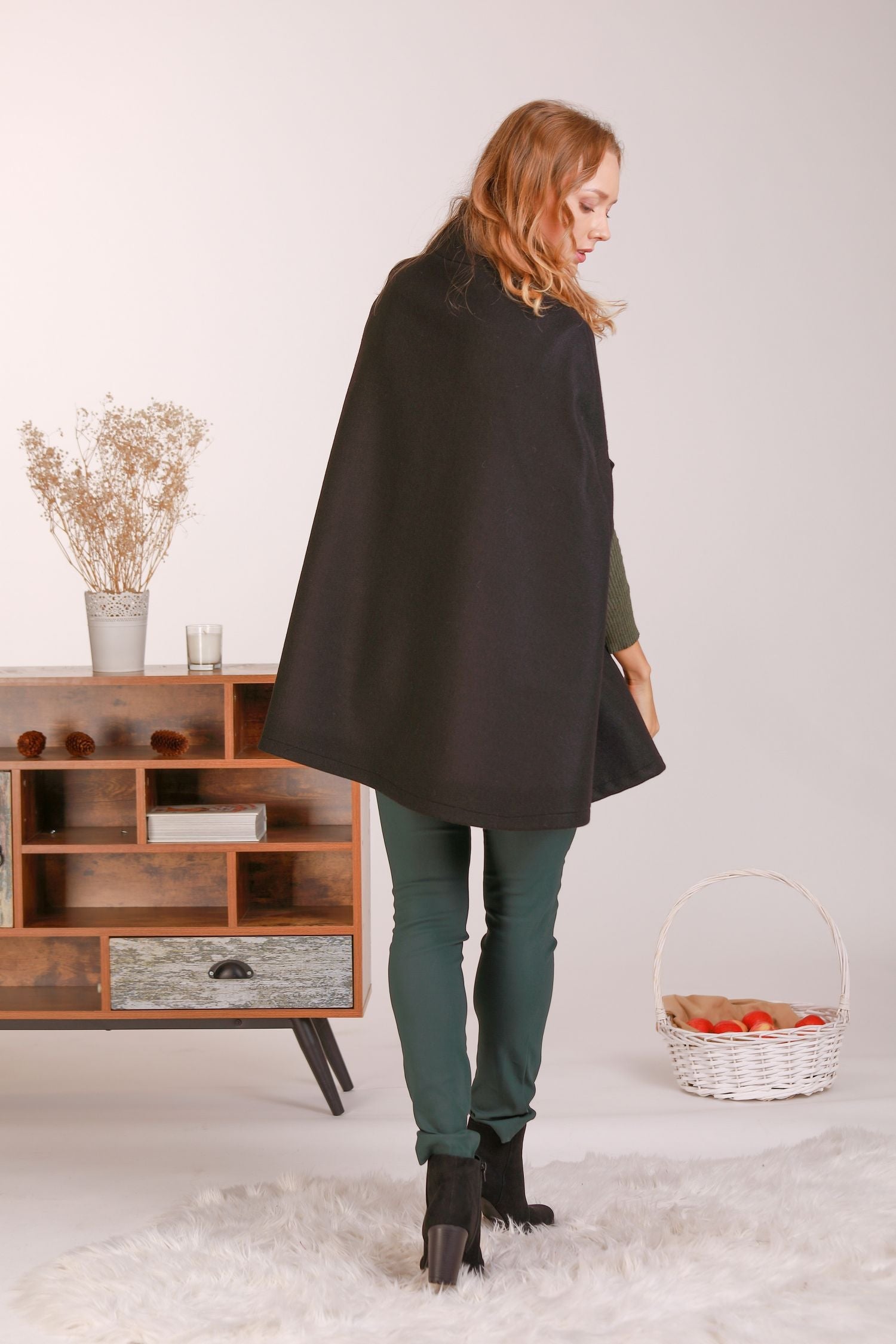 Schwarzer eleganter Cape-Mantel