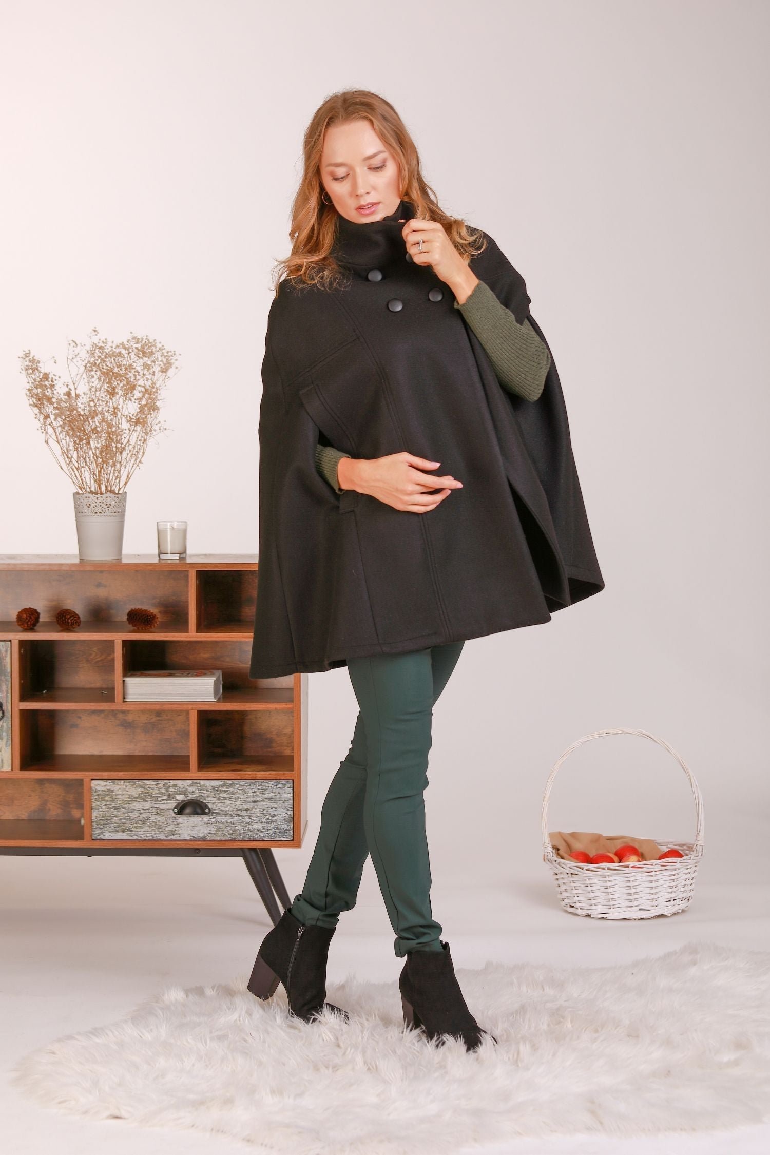 Schwarzer eleganter Cape-Mantel