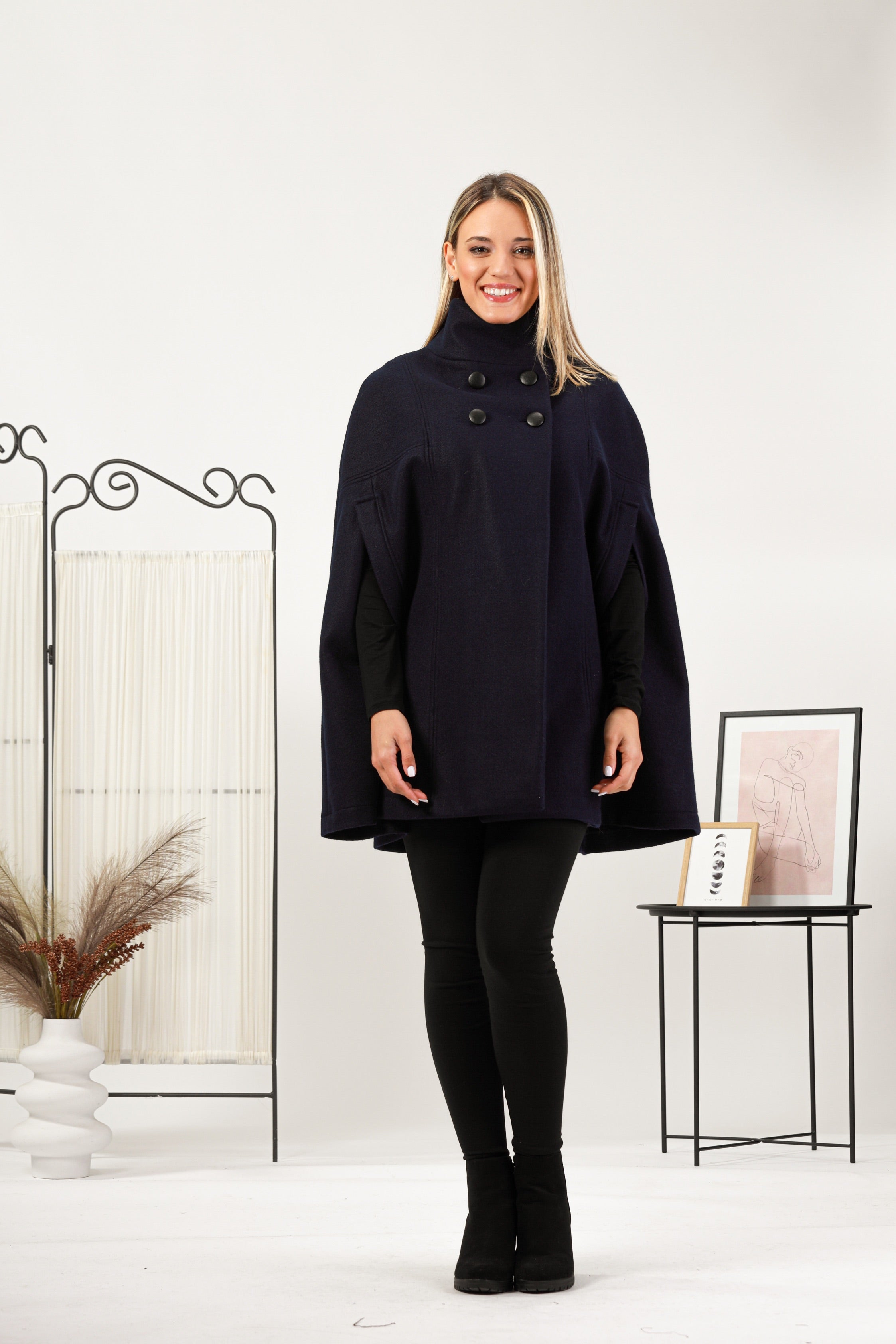 Schwarzer eleganter Cape-Mantel