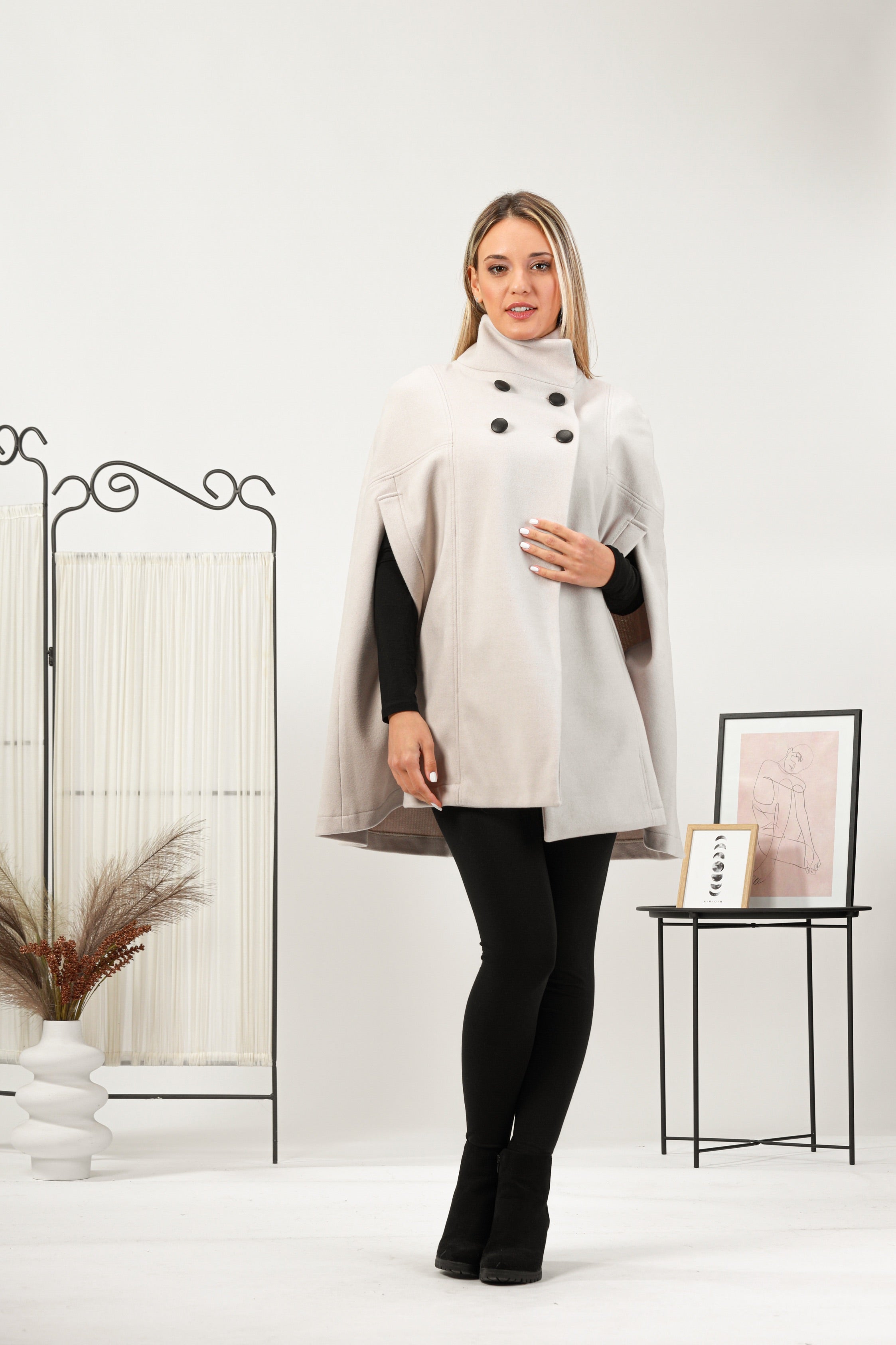 Schwarzer eleganter Cape-Mantel