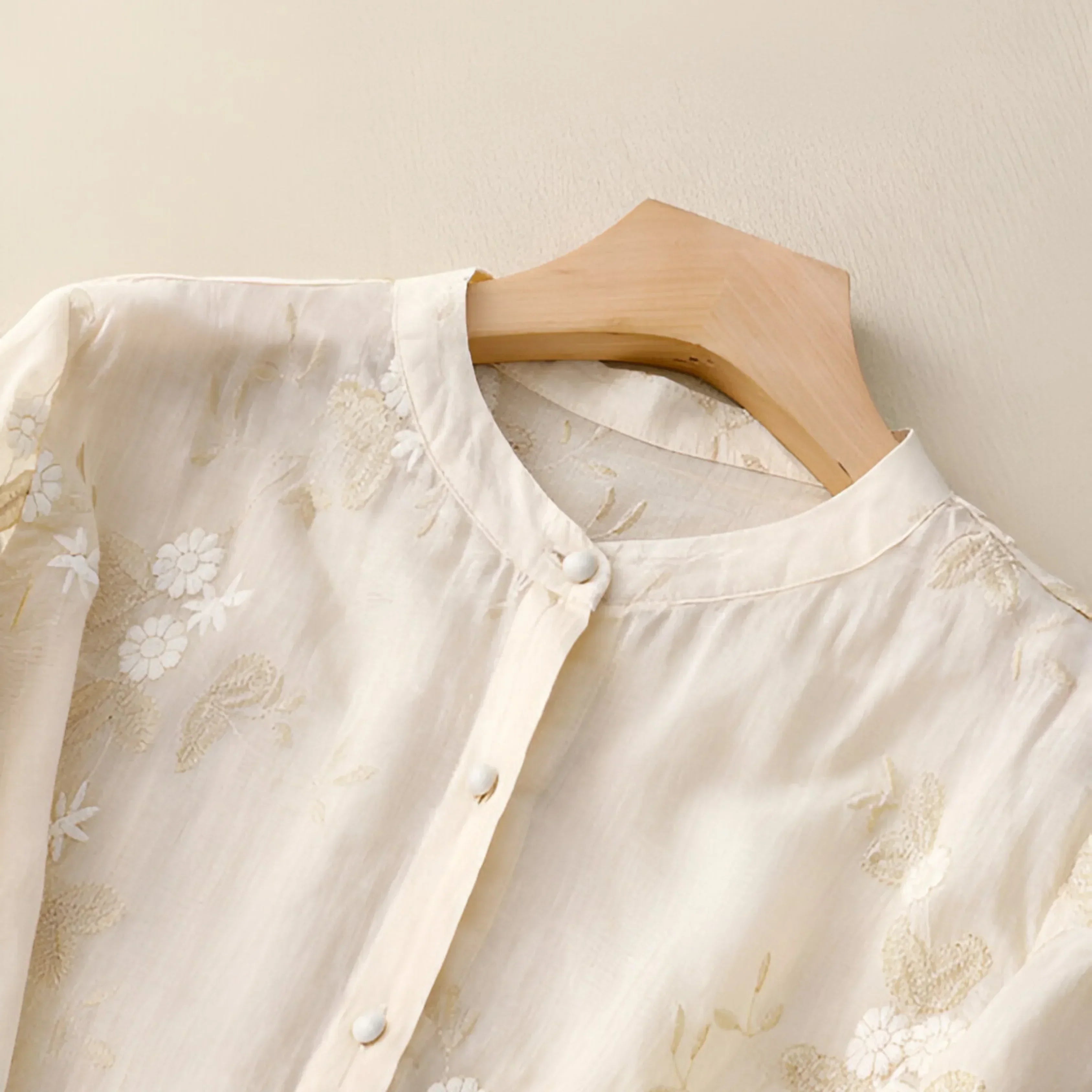 Bertille- Oberteil aus Baumwollstoff mit Stickerei Beige 1