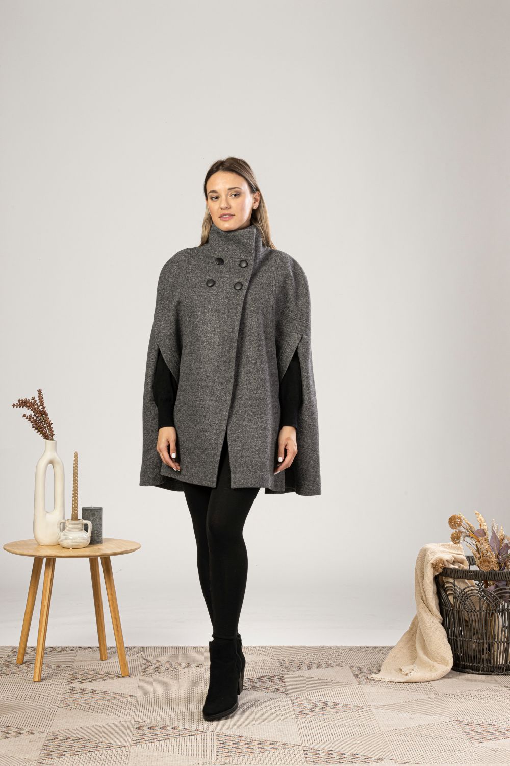 Schwarzer eleganter Cape-Mantel