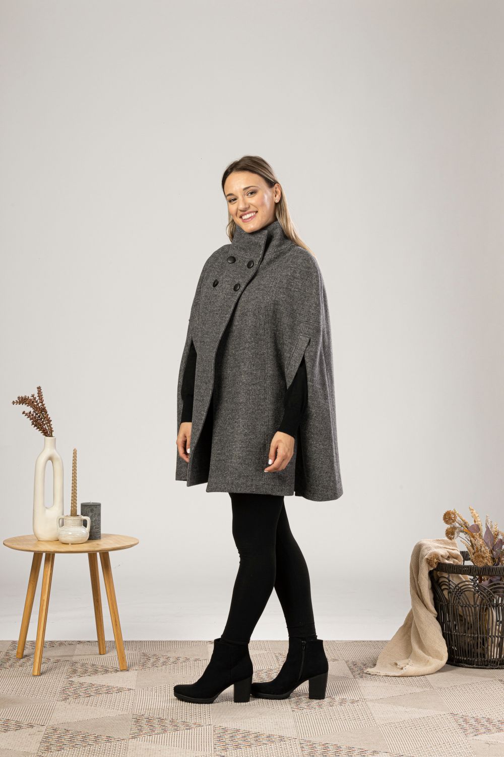 Schwarzer eleganter Cape-Mantel