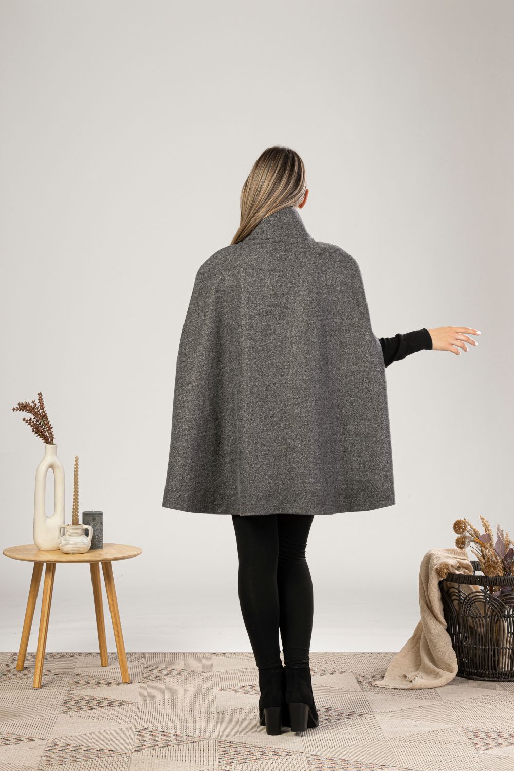 Schwarzer eleganter Cape-Mantel