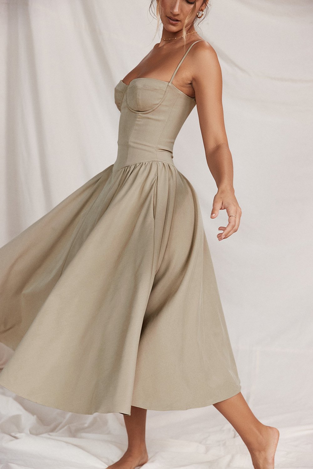 Diana - Weit_schwingendes_Midikleid_mit_Strapsen_Beaun