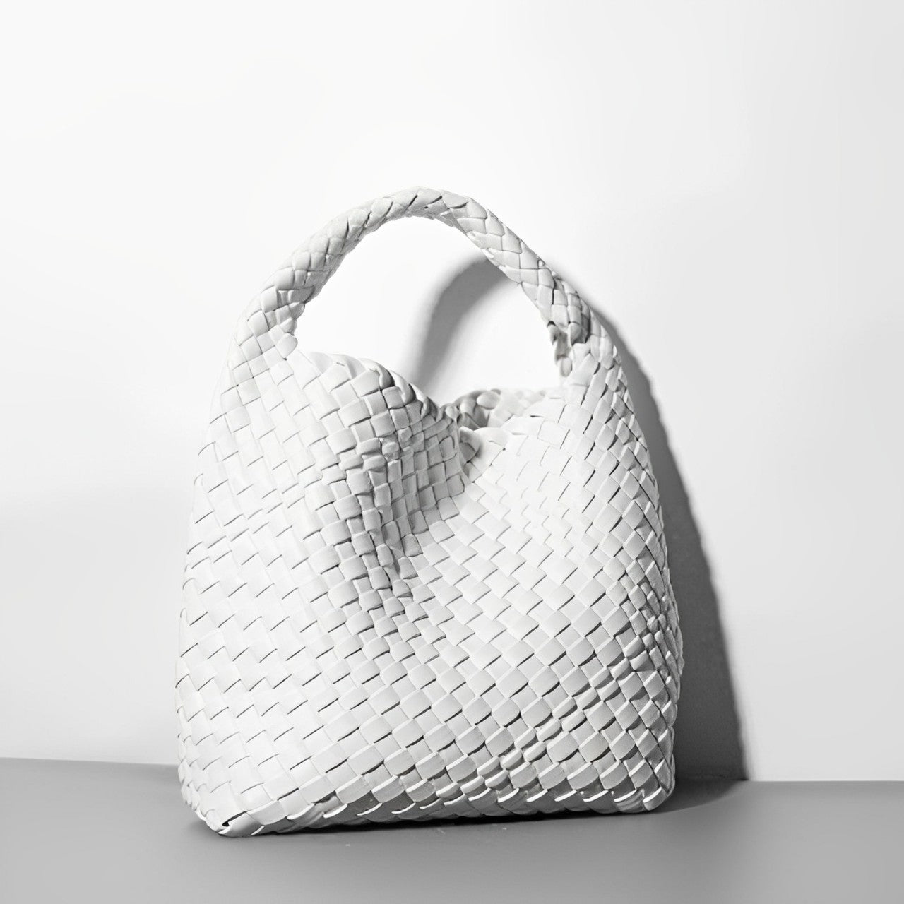 Dianne - Weiche Leder-Eimertasche handgefertigt Weiß