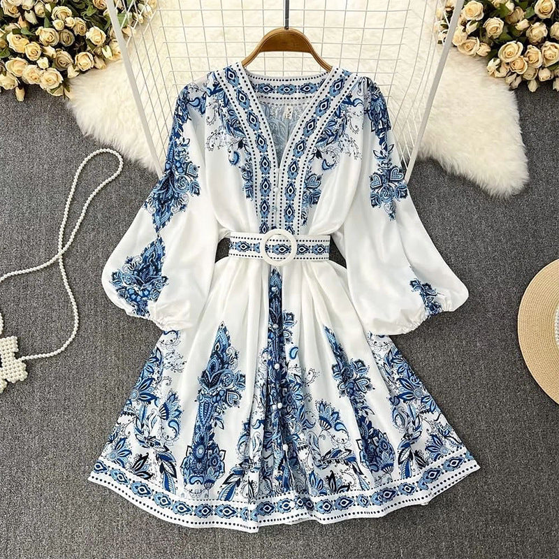 Heide – Eng anliegendes besticktes Minikleid