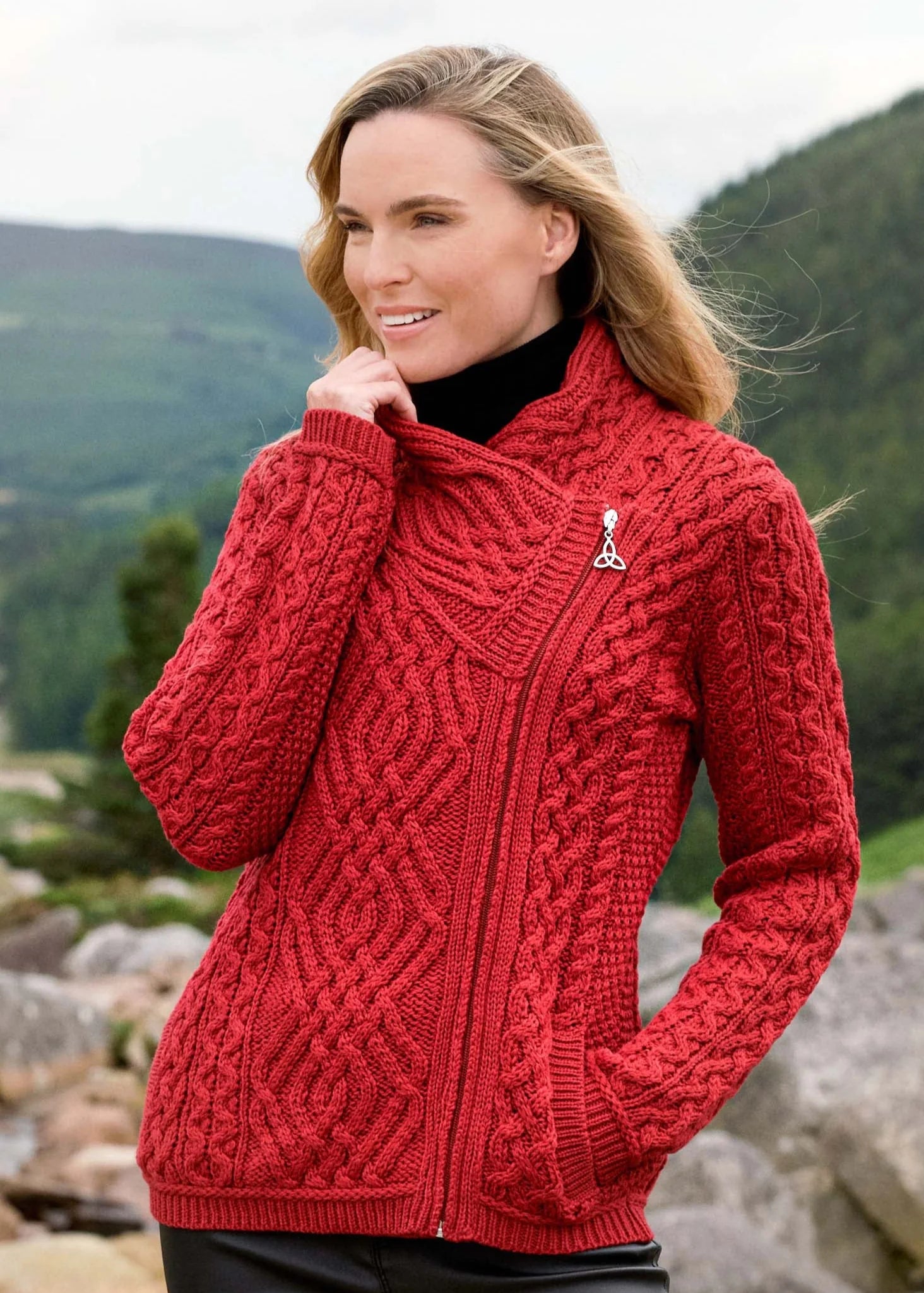Heidi – Aran Shannon Cardigan mit seitlichem Reißverschluss Kirsche