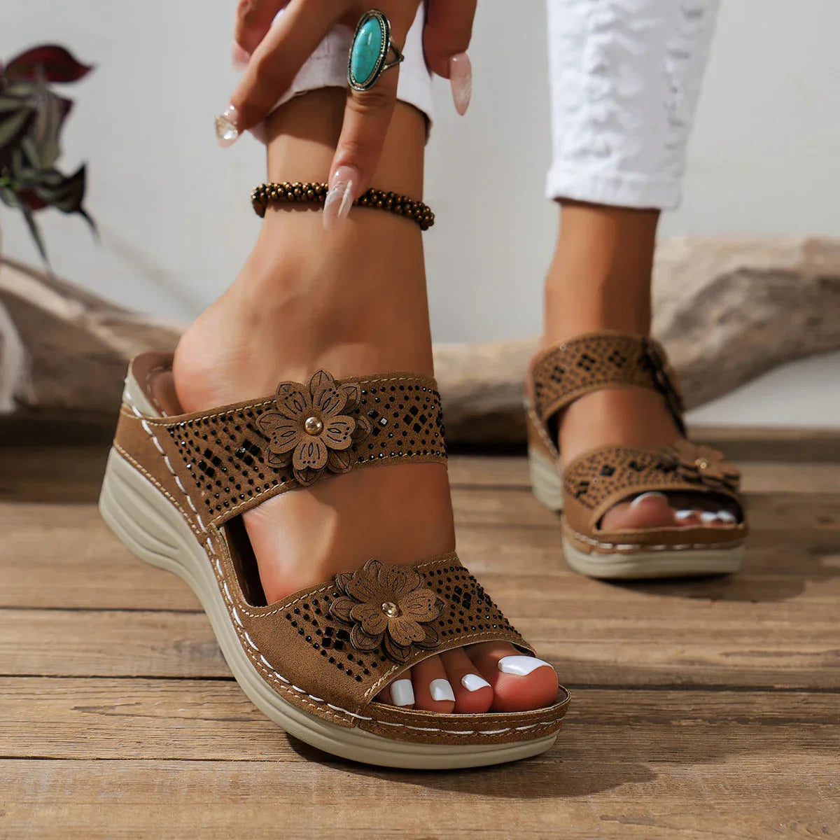 Hennie- Geblümte Keilsandalen Braun