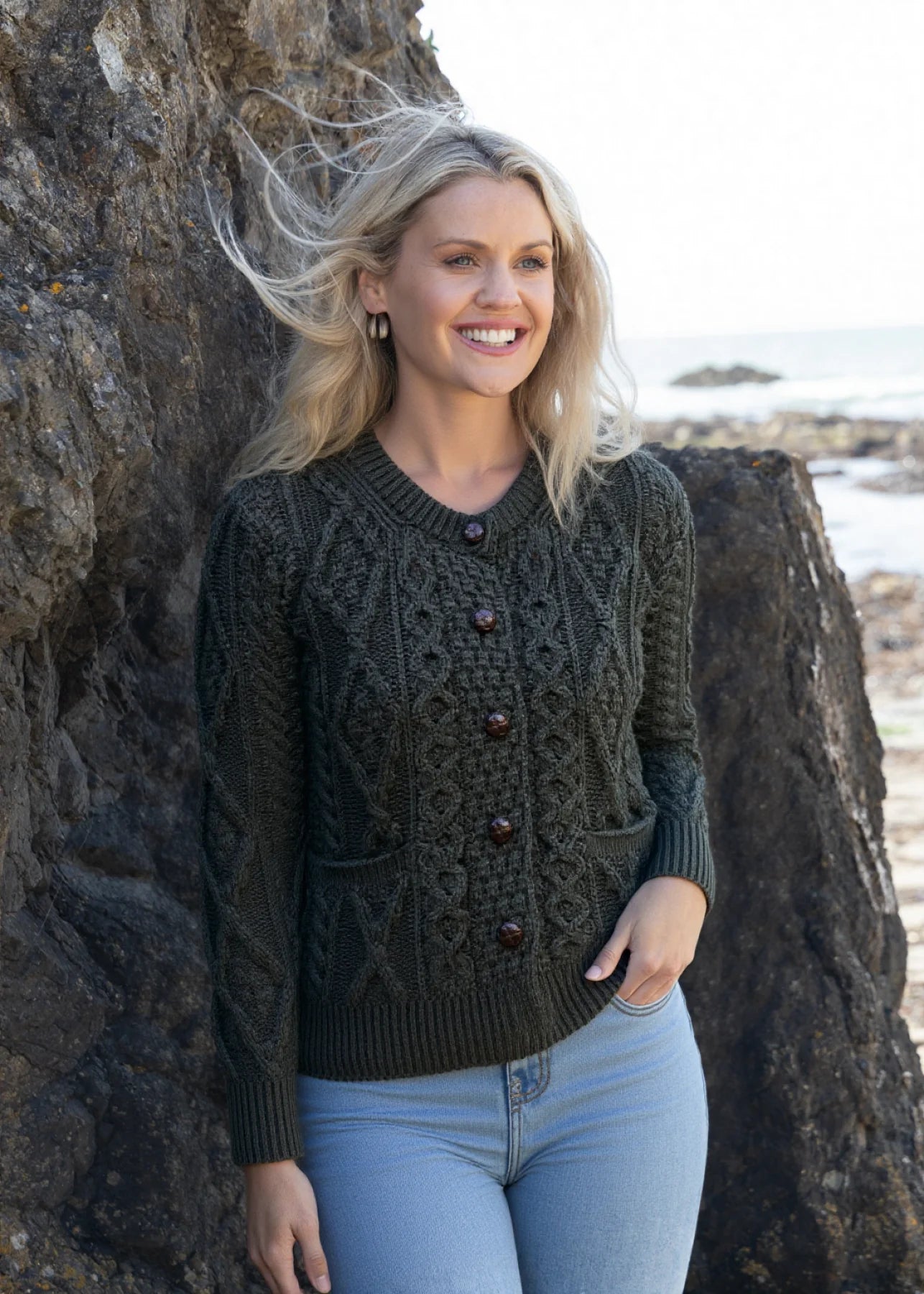 Hildegard - Damen Aran Strickjacke Armeegrün