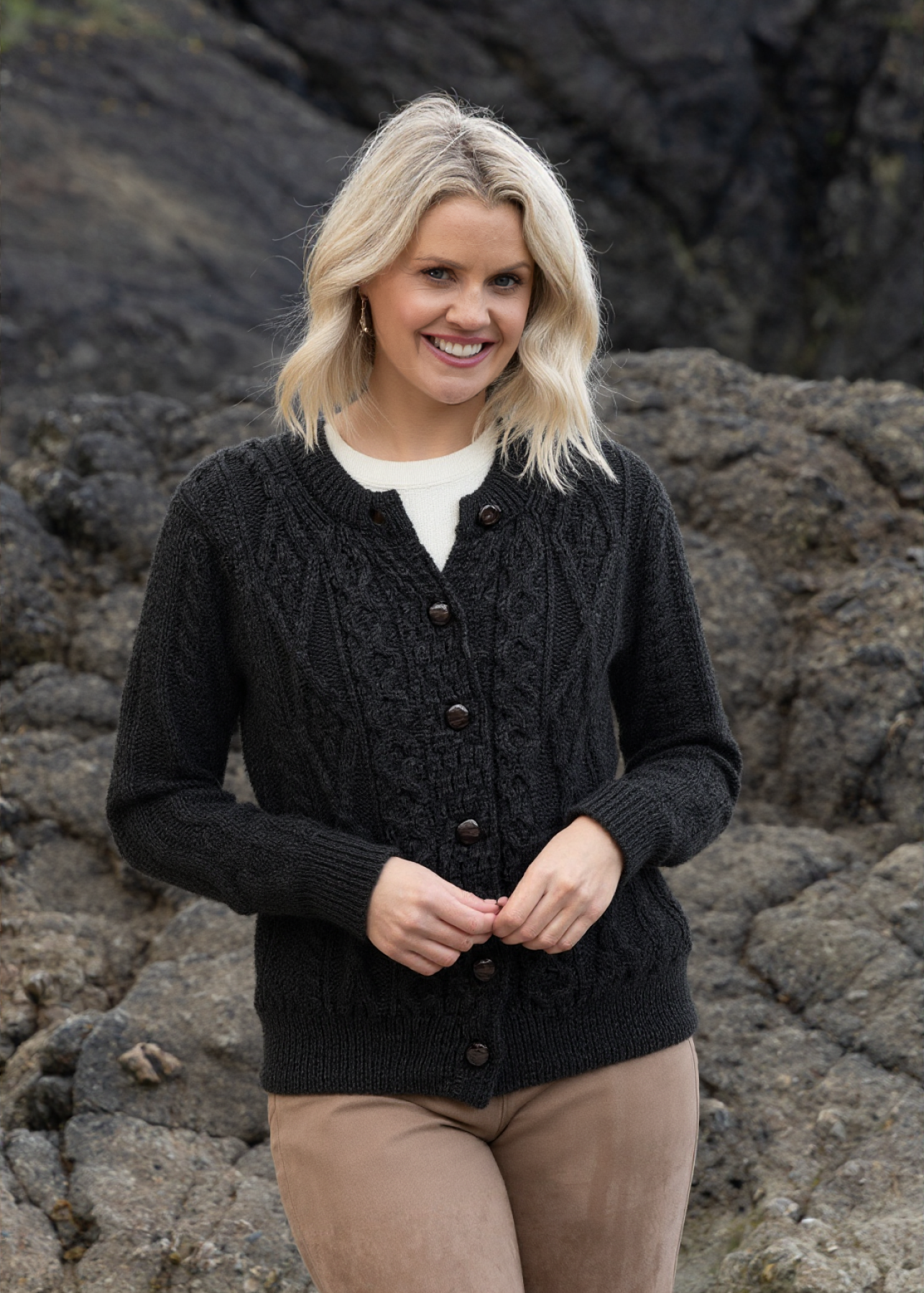 Hildegard - Damen Aran Strickjacke Holzkohle