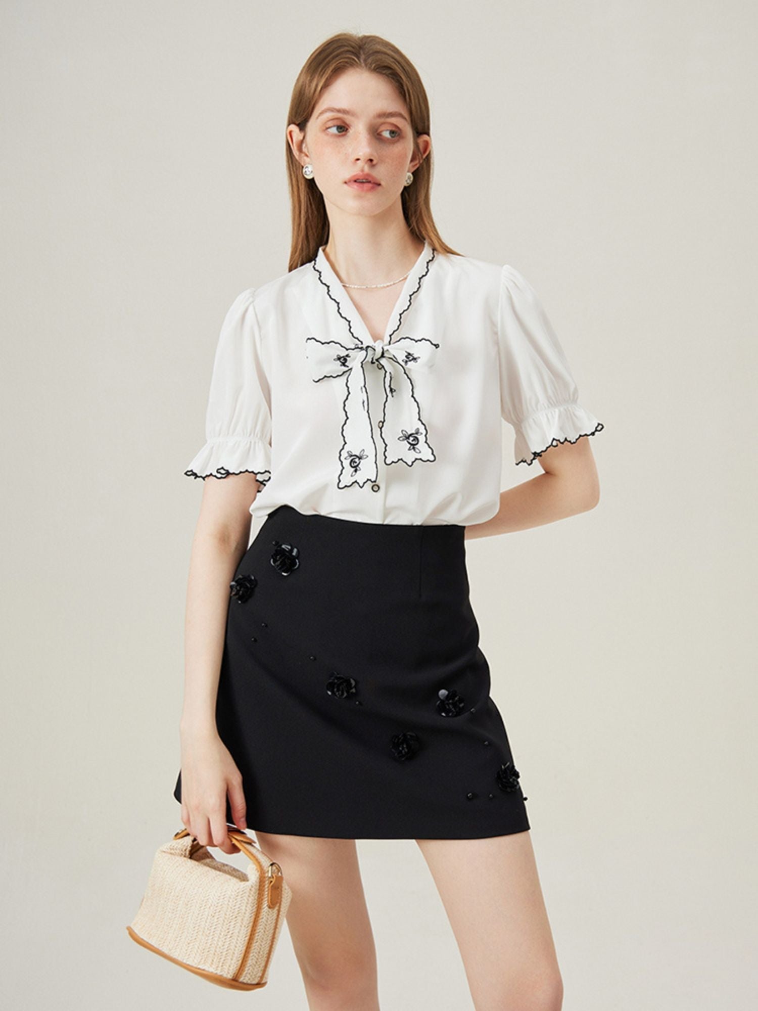 Hildemarie - Bluse mit Schleifenkragen und Stickerei WeiB