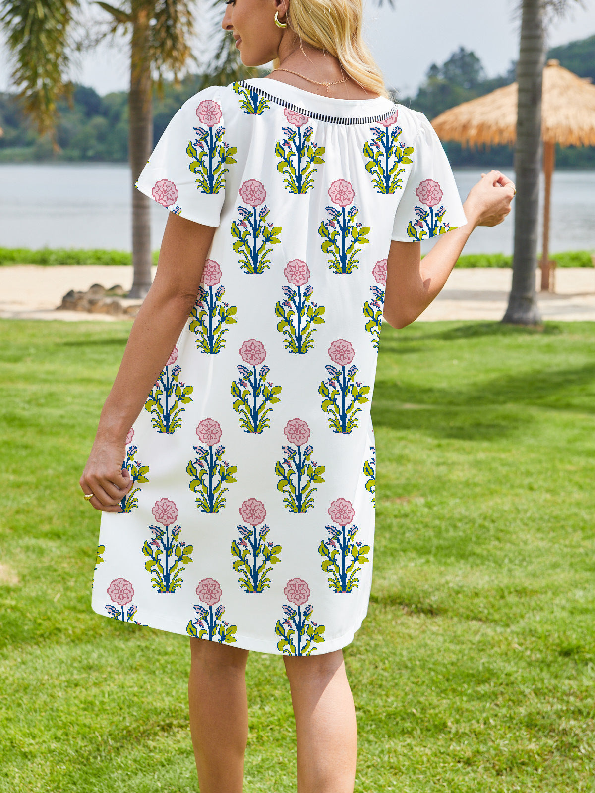 Hristina – Besticktes Kleid mit Blumenmuster im Shift Stil Weiß 1