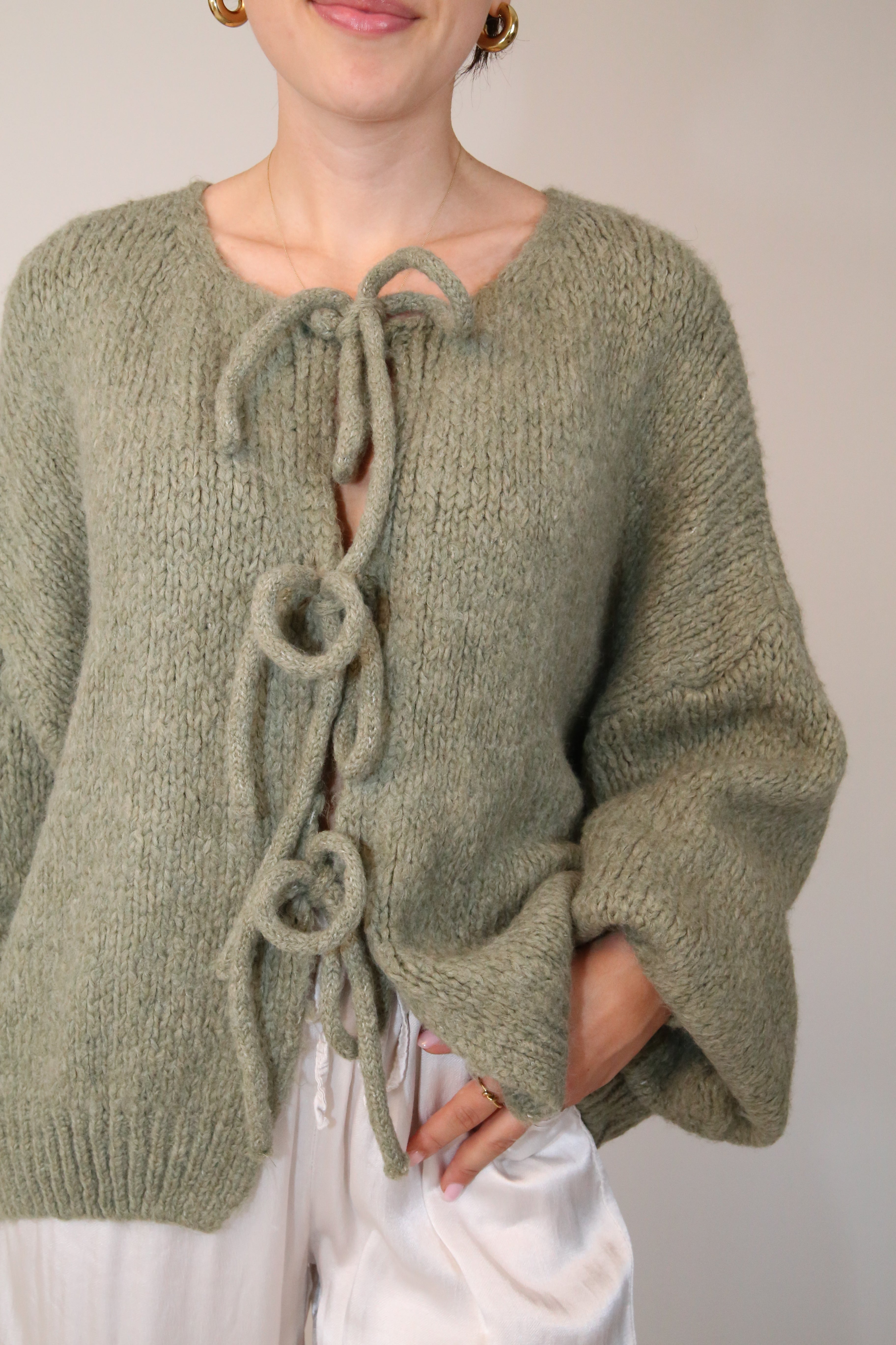 Emma – Eleganter Damen Cardigan mit Schleifen