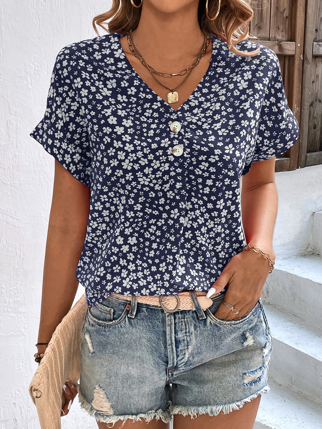 Jasmine - Geblümte V-Ausschnitt-Bluse mit kurzen Ärmeln - Blau