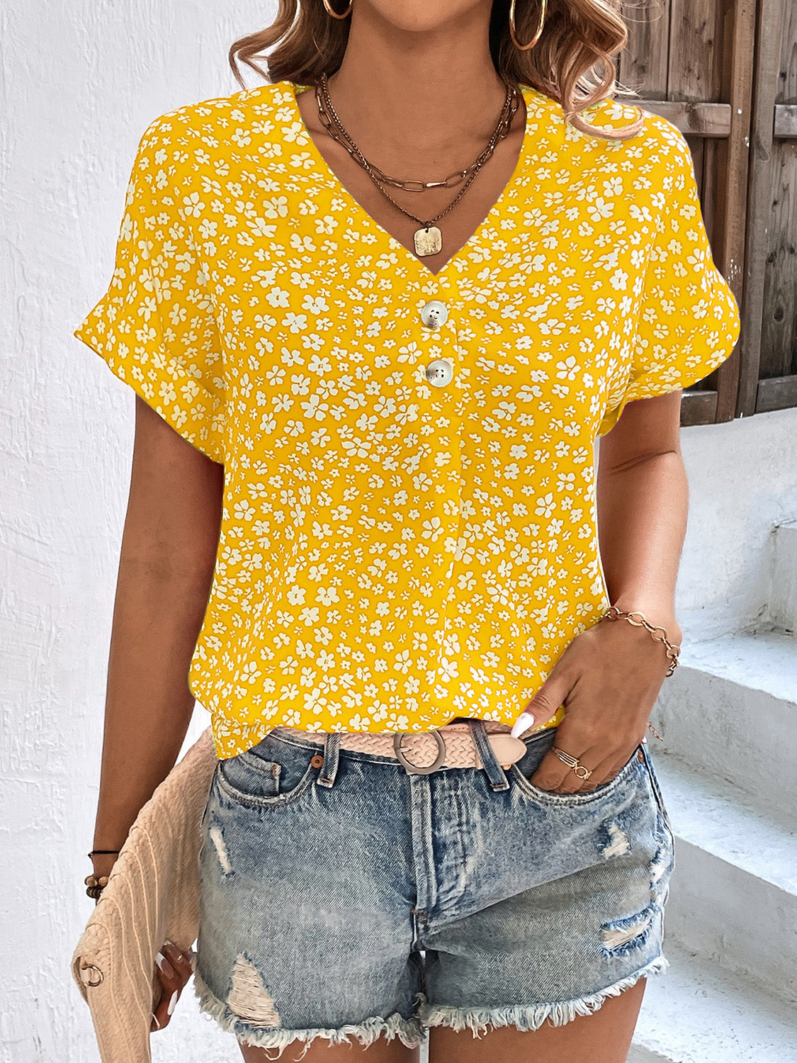 Jasmine - Geblümte V-Ausschnitt-Bluse mit kurzen Ärmeln - Gelb