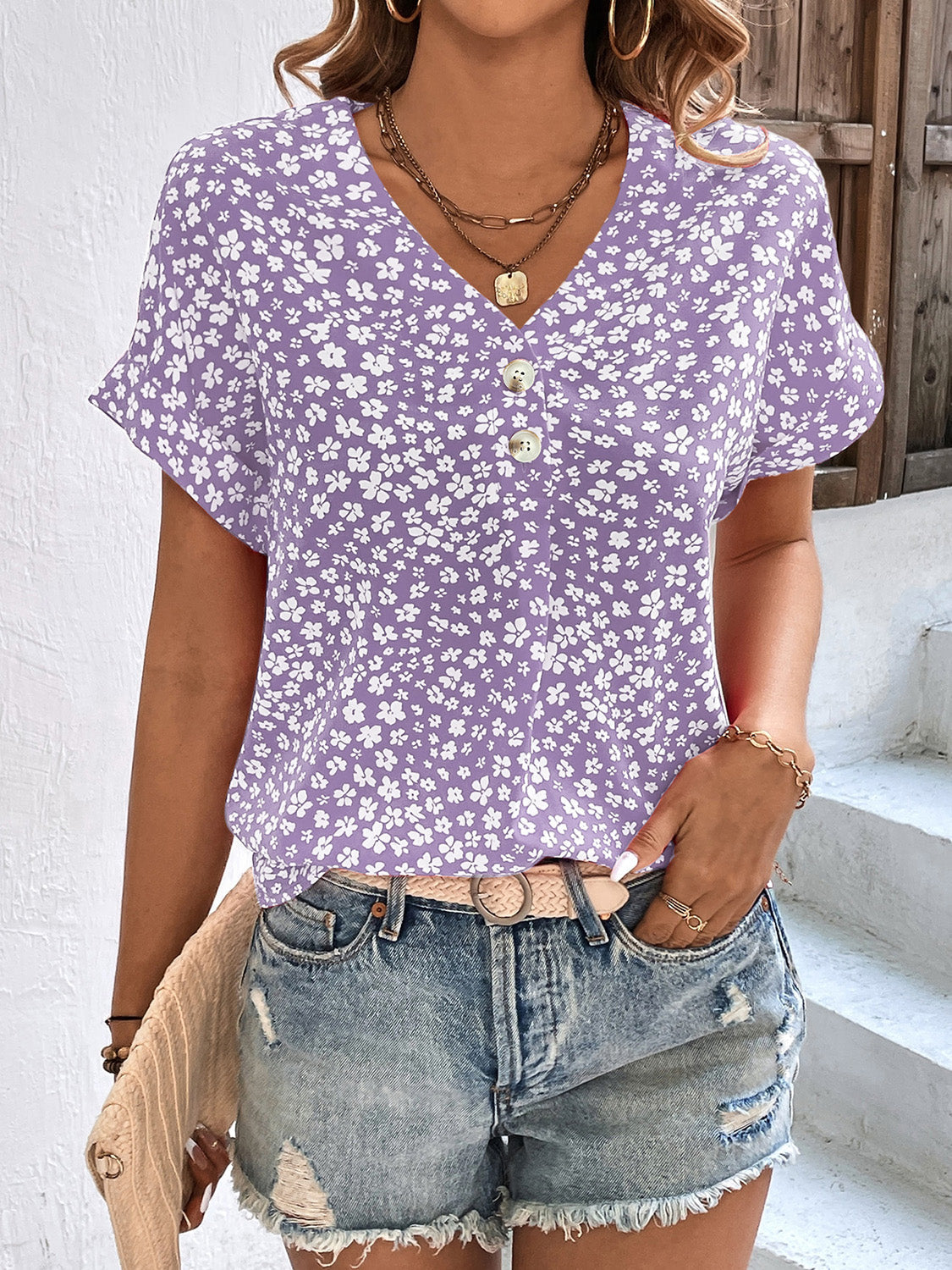 Jasmine - Geblümte V-Ausschnitt-Bluse mit kurzen Ärmeln - Lila