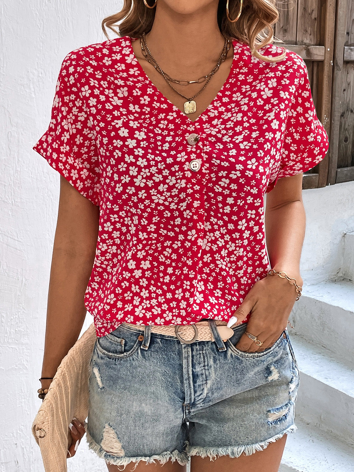 Jasmine - Geblümte V-Ausschnitt-Bluse mit kurzen Ärmeln - Rot