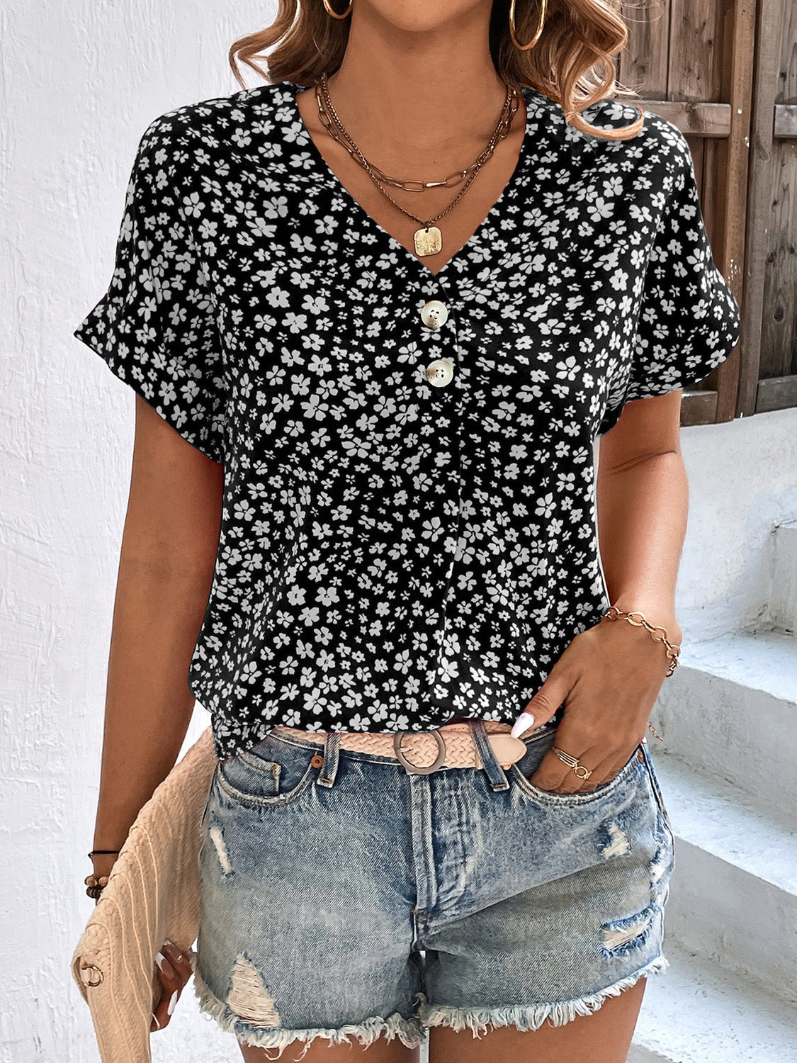 Jasmine - Geblümte V-Ausschnitt-Bluse mit kurzen Ärmeln - Schwarz