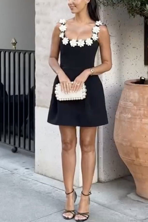 Karin - Trägerloses Blumenkleid für den Sommer Schwarz