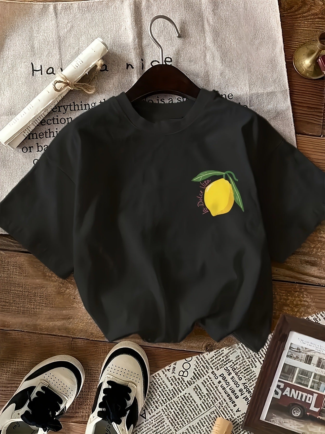 Klara- Gaby T-Shirt mit Zitronenprint & Krempelärmeln Schwarz