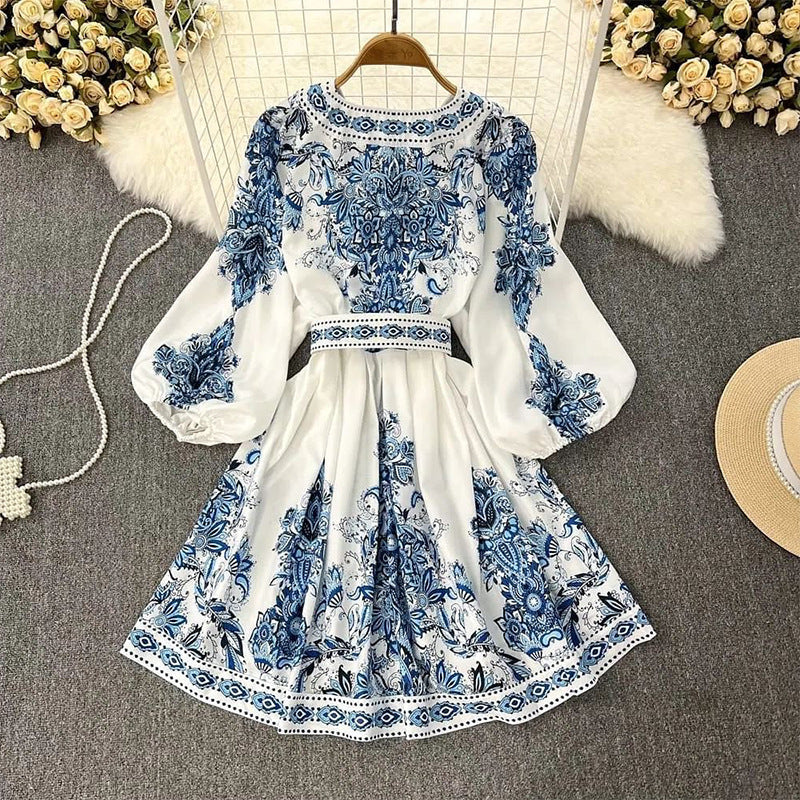Heide – Eng anliegendes besticktes Minikleid 1