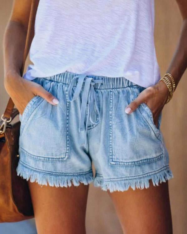 Queena – Farbige Jeansshorts Hellblau