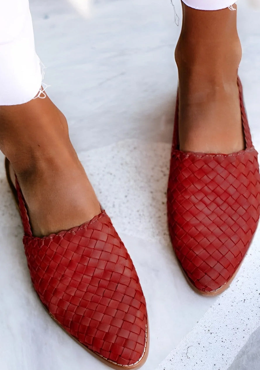 VERA - FLACH GESCHNITTENE SANDALEN MIT FLECHTMUSTER Rot