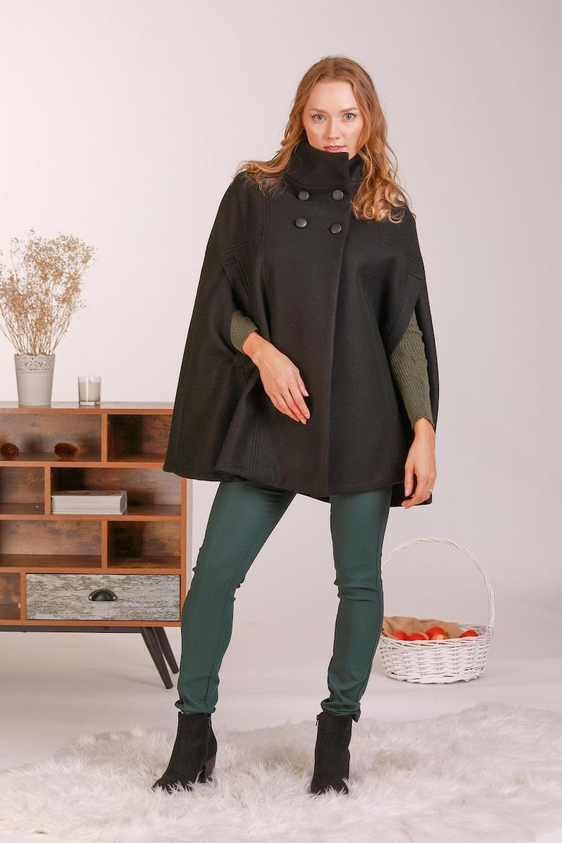 Schwarzer eleganter Cape-Mantel