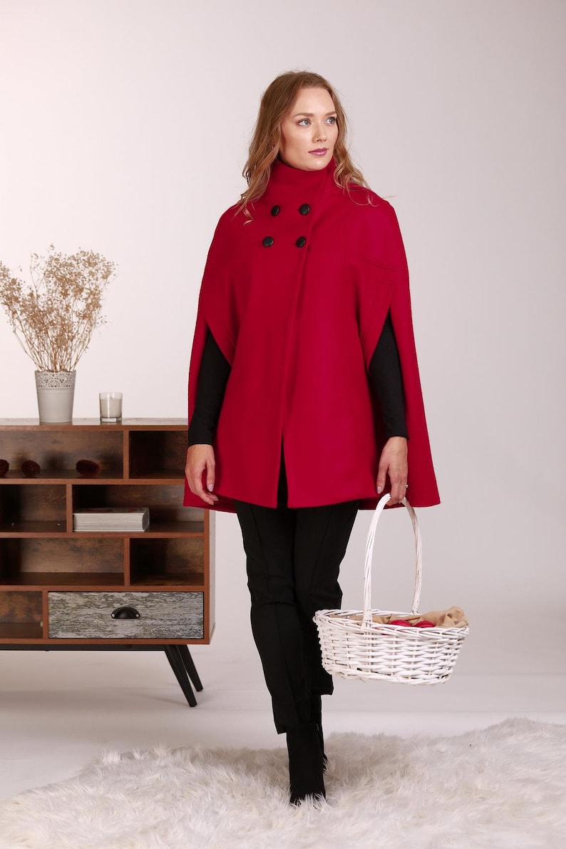 Schwarzer eleganter Cape-Mantel