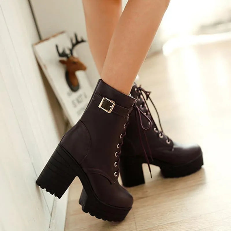 Hilda – Robuste Herbst Damenstiefel Schnürung Schnalle Profilsohle