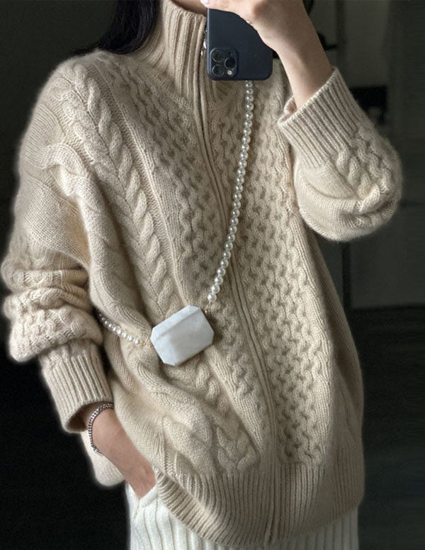 Gisela – Weiche Strickjacke mit hohem Halsausschnitt