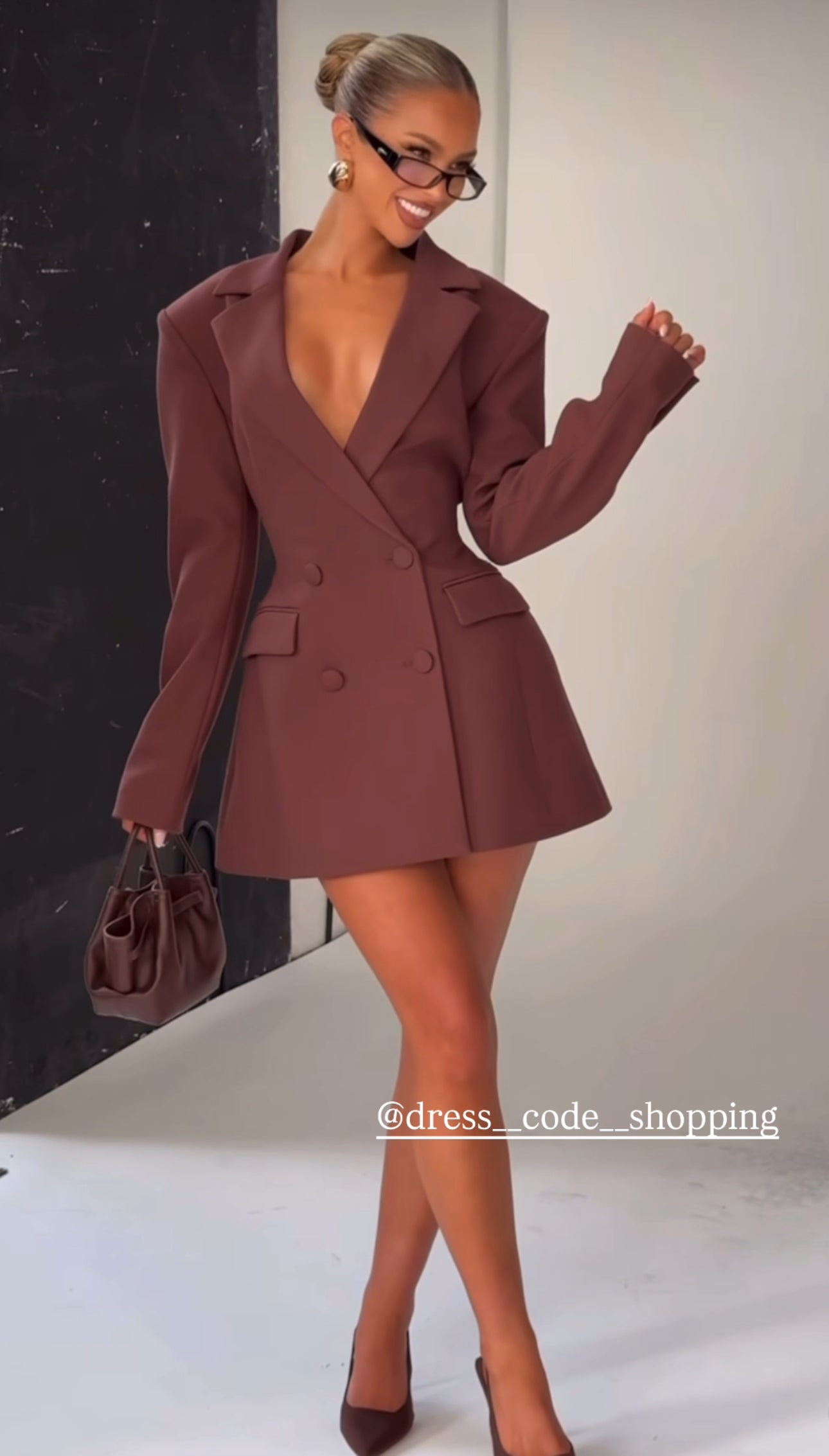Philina - Elegantes Blazerkleid mit Gürtel und Spitzenstrumpfhose