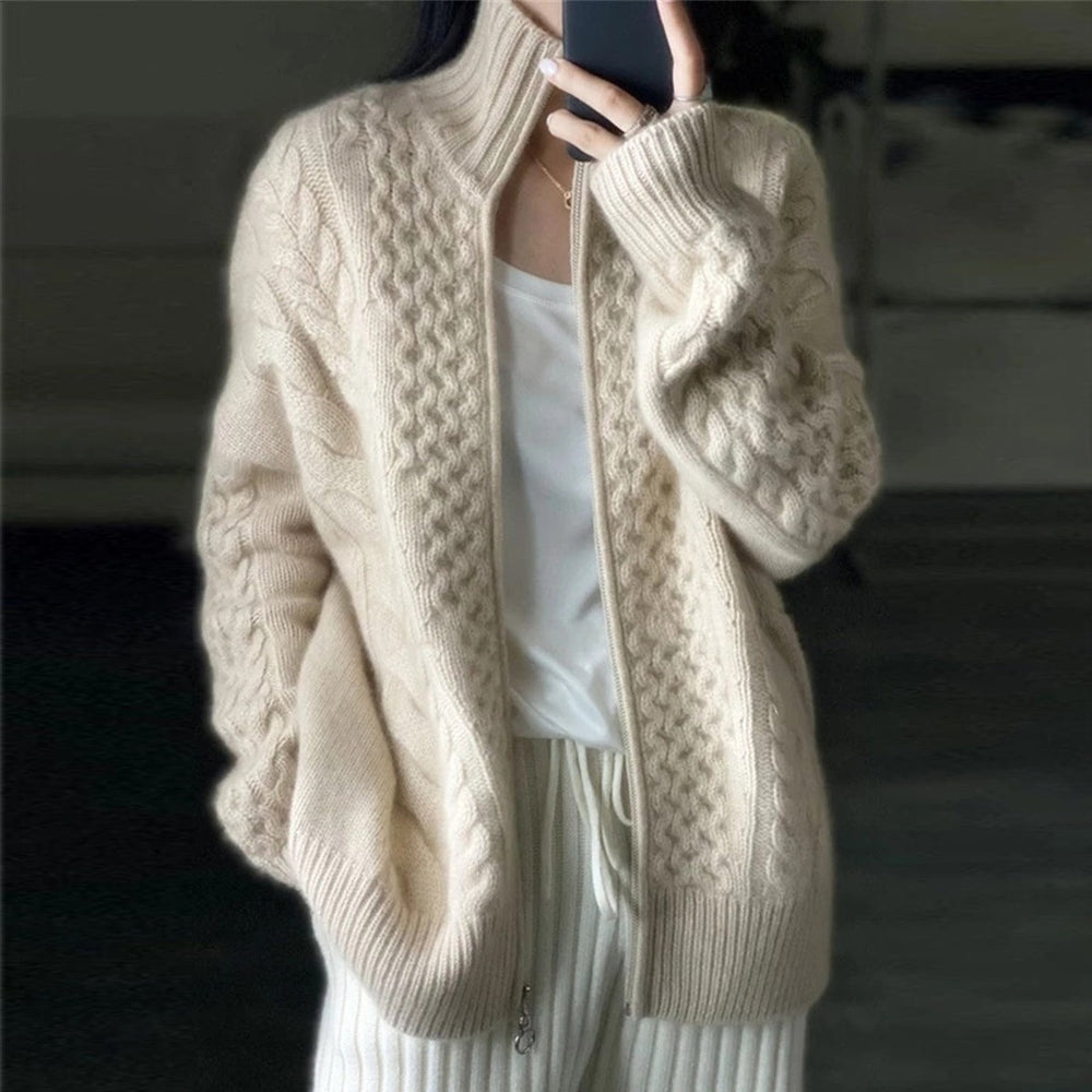 Gisela – Weiche Strickjacke mit hohem Halsausschnitt