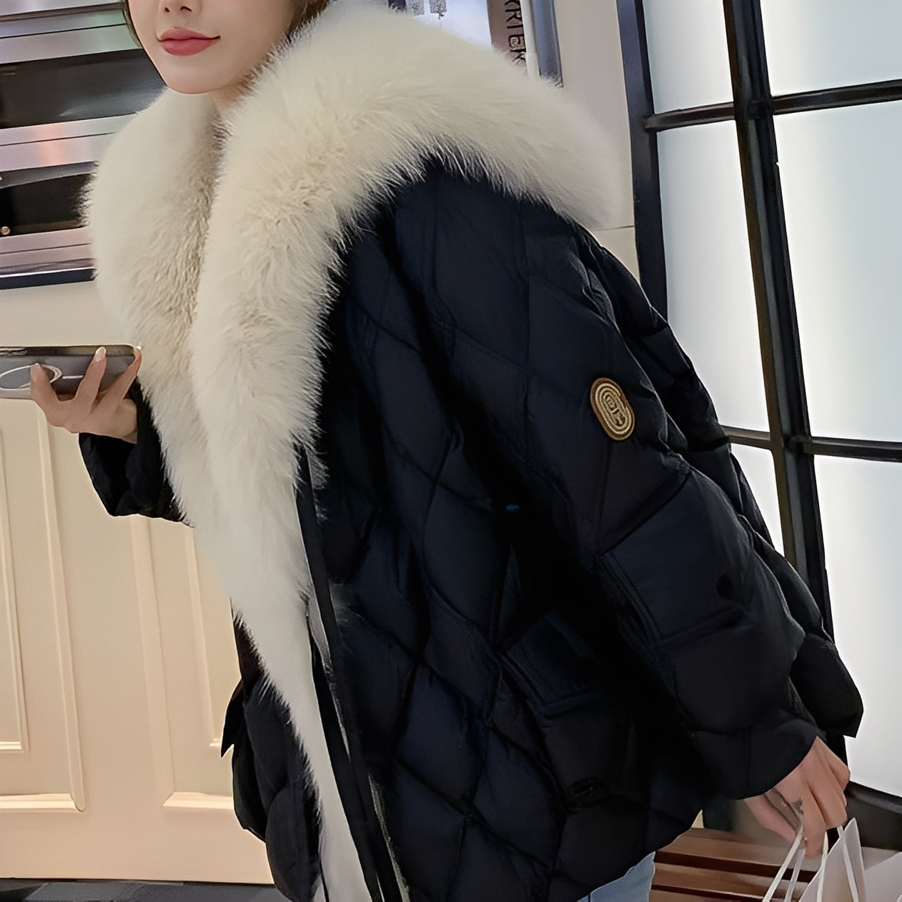 Dominika - Trendige Damen Daunenjacke mit Fellkragen