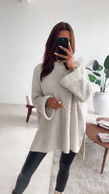 Stehkragen Mega Oversize  Pullover mit Schlitz / beige Art. 3505