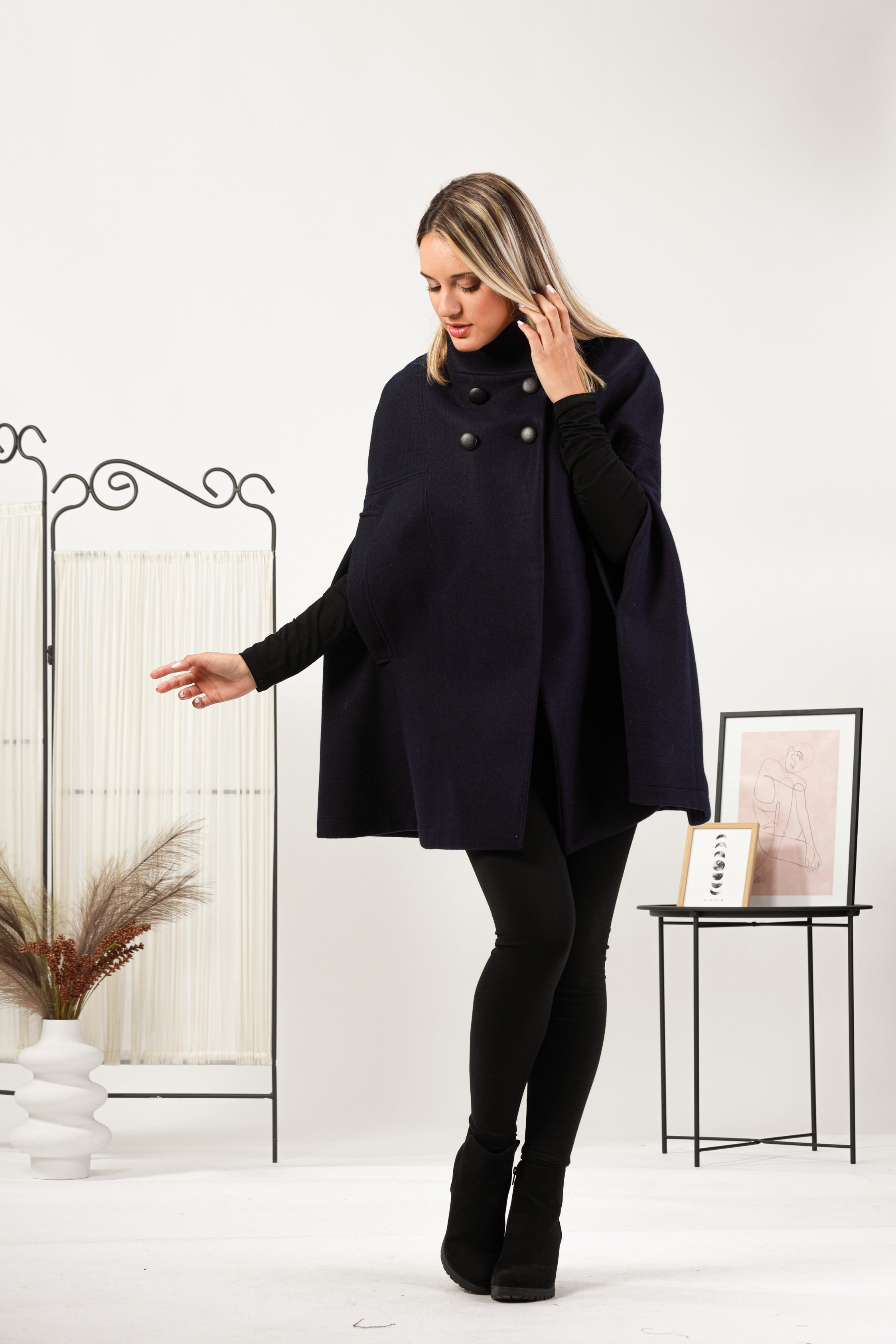 Schwarzer eleganter Cape-Mantel