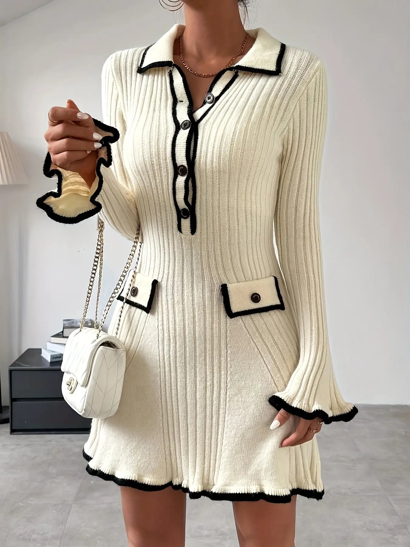 Alisa – Damen Strickkleid mit Rüschen & Kontrastkanten Weiß