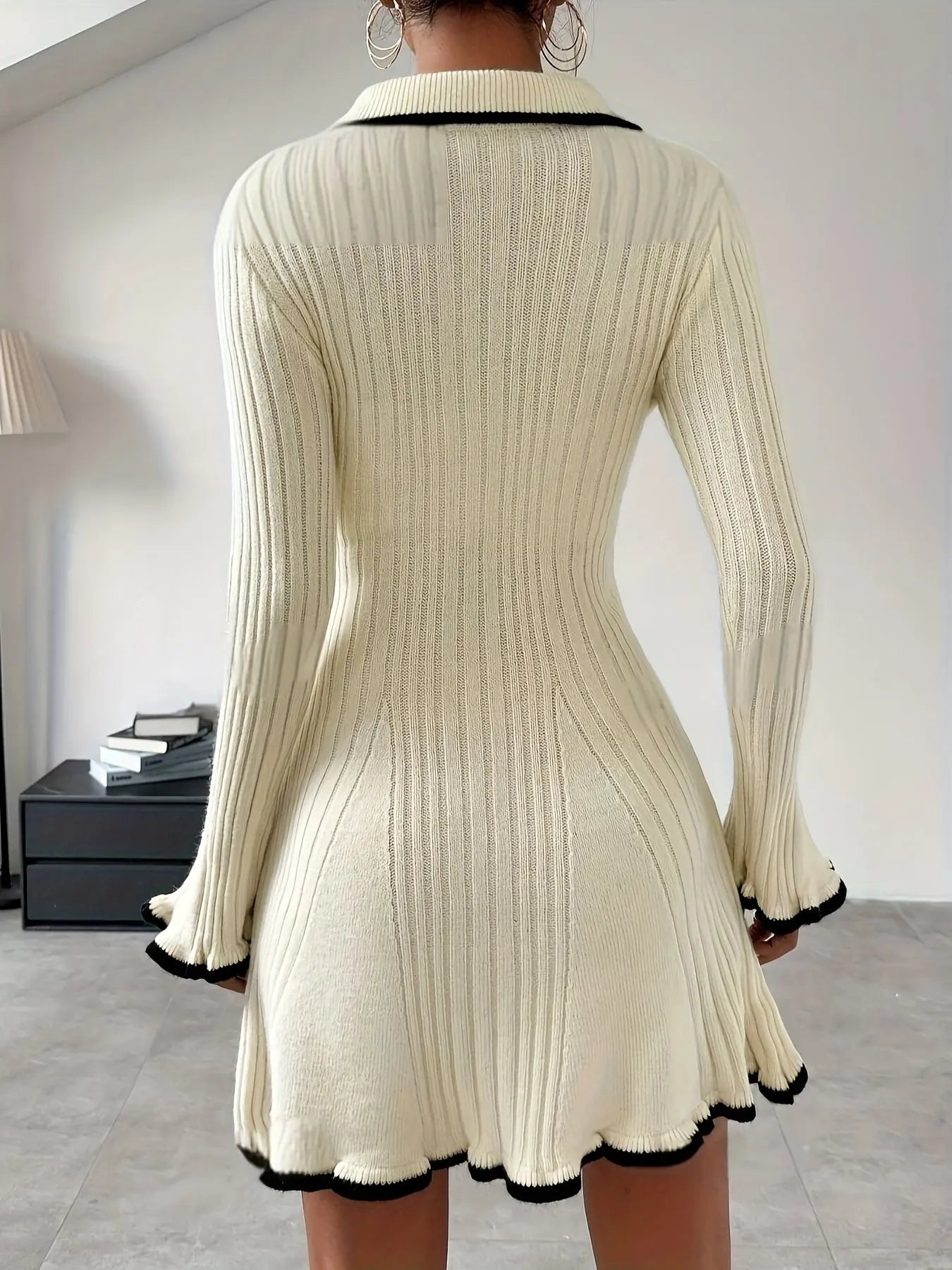 Alisa – Damen Strickkleid mit Rüschen & Kontrastkanten Weiß