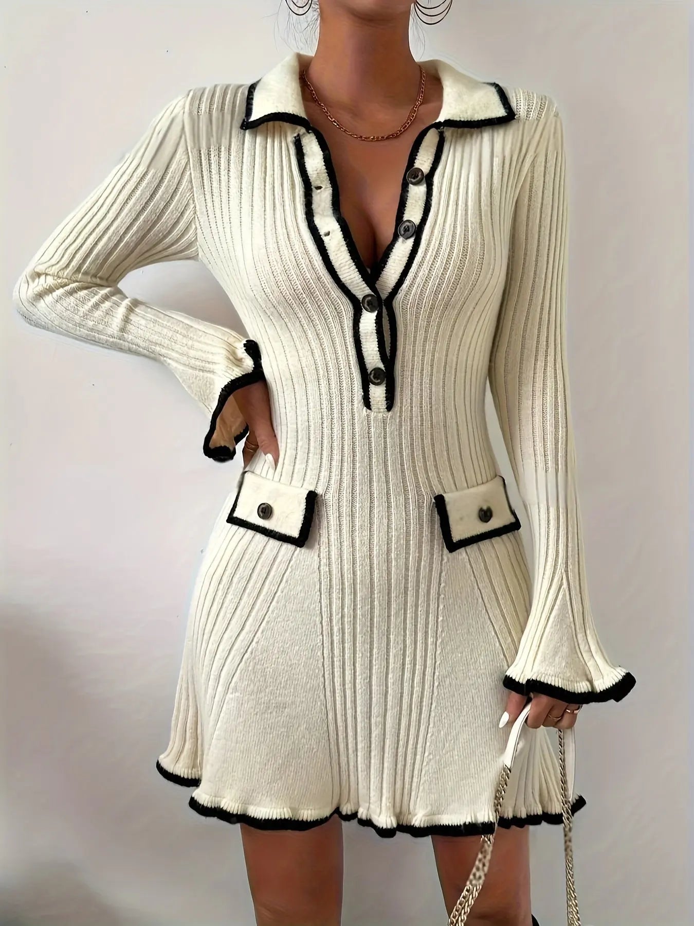 Alisa – Damen Strickkleid mit Rüschen & Kontrastkanten Weiß