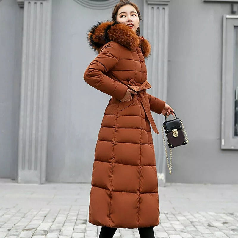 Allina - Elegante Lange Pelzjacke mit Gürtel