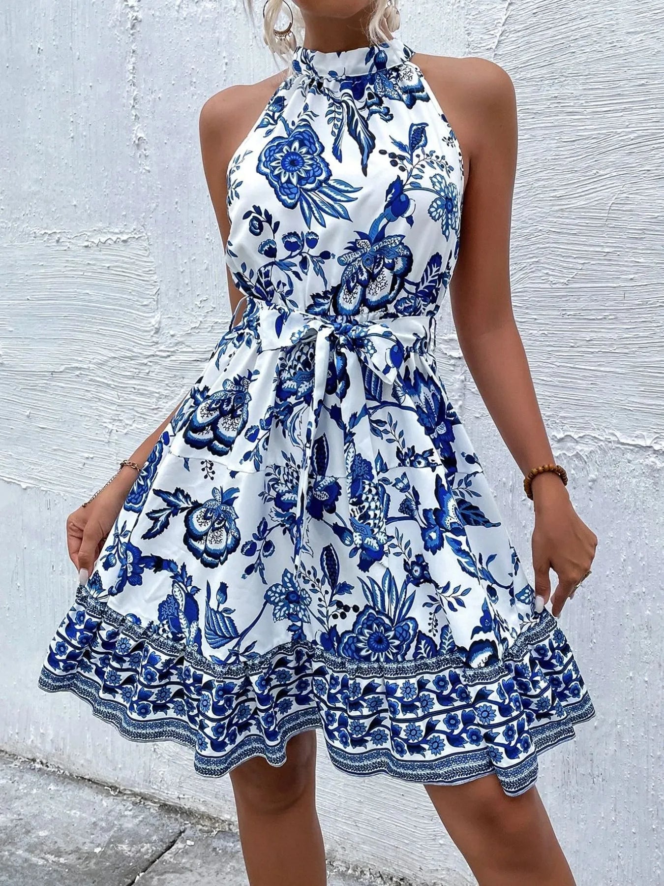 Blanche - Ärmelloses Blumenkleid mit Halterkragen und Bindegürtel 2