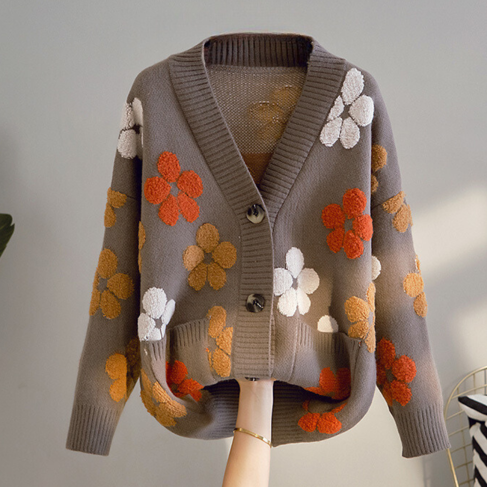 Vanessa – Strickjacke mit charmantem Blümchenmuster