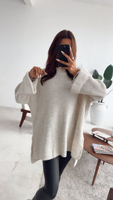 Stehkragen Mega Oversize  Pullover mit Schlitz / beige Art. 3505